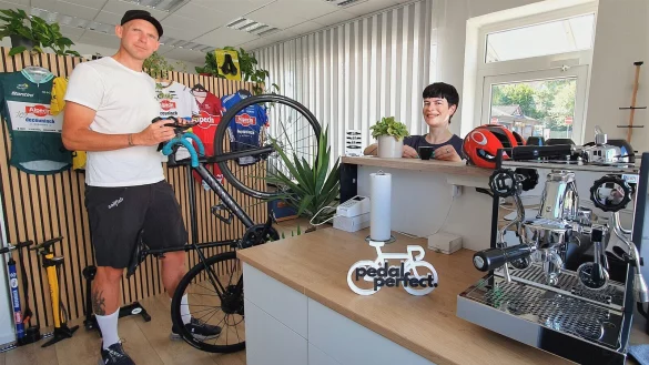 Espresso und Bikefitting: Kundin Sylvia Lak&auml;mper ist gespannt, was "Basti" Sch&uuml;nke beim sogenannten Bikefitting f&uuml;r sie noch rausholen kann. - &copy; Kurt Ehmke