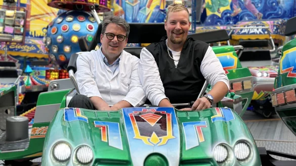 Neue Lebensfreude: Tobias Prahl genie&szlig;t die Fahrt im Autoscooter auf Libori mit Chefarzt Hubert Scheuerlein. - &copy; St.-Vincenz-Kliniken