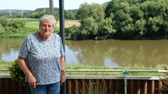 Blickt von der Terrasse auf die Weser: Marlies H&uuml;nefeld. - &copy; Axel B&uuml;rger