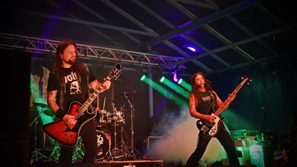Jake Wegener (links, Gitarre) und Gregor Musiol (Gesang und Bass) von der Band "Volter" rocken beim Beller-Open-Air, was das Zeug h&auml;lt. - &copy; Nicole Ellerbrake
