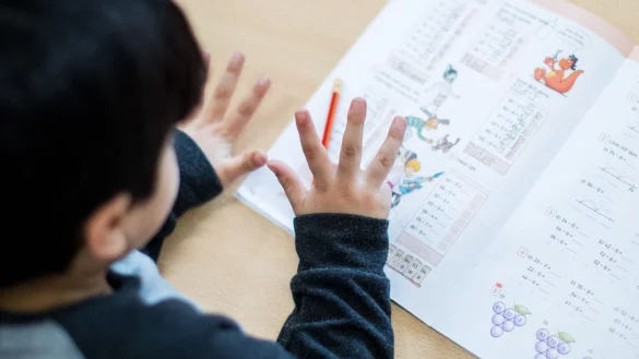 In NRW sollen Kinder in Grundschulen k&uuml;nftig h&auml;ufiger in Mathe und Deutsch unterrichtet werden. - &copy; picture alliance / Marcel Kusch/dpa