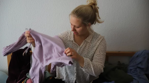 Ist das noch gut oder kann das weg? Pauline Levesque hat einige Methoden parat, wie sich aussortieren und Ordnung halten l&auml;sst. - &copy; Bildrechte: Pauline Levesque