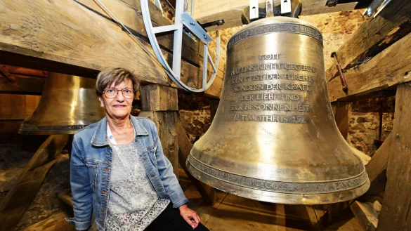 Ulrike Rech f&uuml;hrt die Besucher in den Kirchturm zu den neuen Bronze-Glocken. - &copy; Nicole Ellerbrake