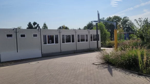 Container sollen die schlimmste Raumnot an der Astrid-Lindgren-Schule lindern. - © Katrin Kantelberg