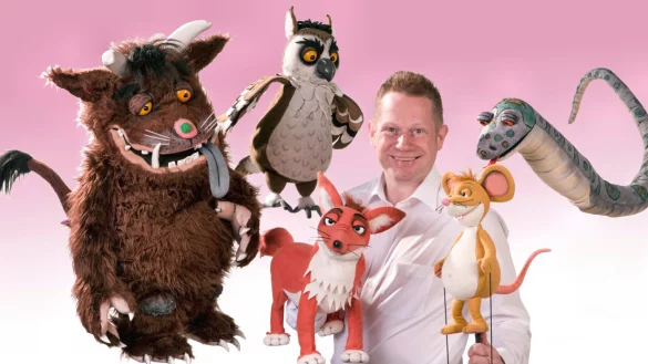 Andreas Blaschke mit der kleinen Maus, dem großen Grüffelo und den anderen Tieren. - © Figurentheater Köln