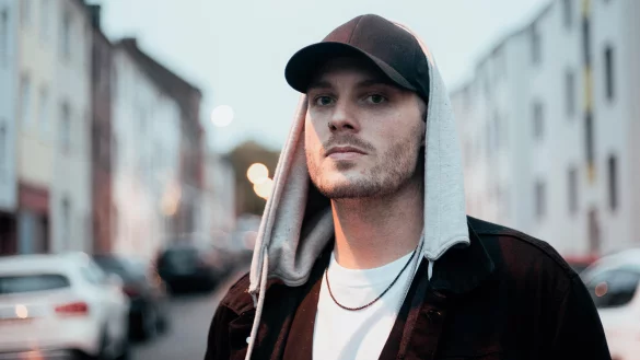 DJ POK gilt als der deutsche Global Bass-Papst und ist bekannt f&uuml;r seinen Hitradar mit den Sounds von morgen. - &copy; Fabian Schefers