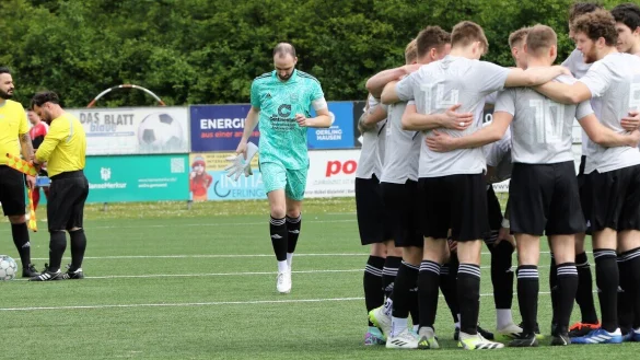 Auf dem Weg zu seinem Team: Lipperreihes Torwart Simon Danne. - © Oliver König