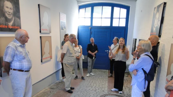 Sara Elkmann, Mitarbeiterin in der Gedenkst&auml;tte Frenkel-Haus, erl&auml;utert den Veranstaltungsteilnehmern die Biographien der einstigen Bewohner des Hauses, die von den Nationalsozialisten ermordet wurden, nur weil sie zu einer j&uuml;dischen Familie geh&ouml;rten. (Foto: Hajo G&auml;rtner) - &copy; Hajo G&auml;rtner