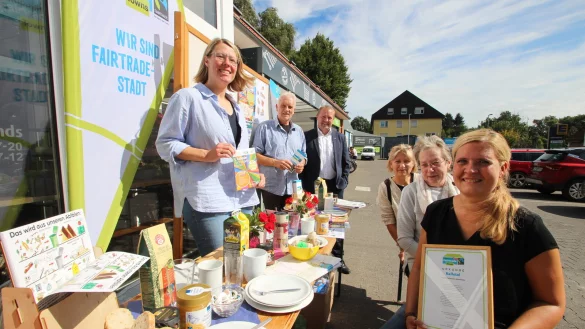 Faires Fr&uuml;hst&uuml;ck, fairer Handel, Wochen zur Nachhaltigkeit: In Kalletal machen sich (von links) Henrike Sieker (Gemeinde Kalletal), J&uuml;rgen Georgi (Gr&uuml;ne und Vorsitzender des Umweltausschusses), B&uuml;rgermeister Mario Hecker, Vera Johanning (SPD), Christine Heidsiek (SPD und Kulturkreis Kalletal) sowie Corinna Will (Gemeinde Kalletal) f&uuml;r fairen Handel und Umweltschutz stark. - &copy; Jens Rademacher