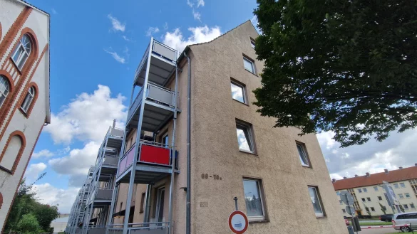 In diesem Komplex des Mehrfamilienhauses an der Ringstra&szlig;e in Minden haben Ermittler am Dienstag Spuren gesichert. - &copy; Ilja Regier