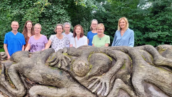 Setzen auf Bewegung gegen Krebs: Thorsten Hüttemeier (von links), Oberärztin Dr. Myriam Odeh vom Brustkrebszentrum Klinikum Lippe, die Aktiven Grit Neuber, Petra Paroh, Kirsten Wöltje, Malies Merk, Nicole Brannolte, Heike Stille und Sabine Cord-Sprick vom Innerwheel Club Lemgo-Bad Salzuflen. - © Katrin Kantelberg