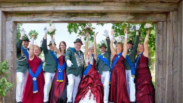 Dieser Sch&uuml;tzen-Thron f&auml;llt positiv aus dem Rahmen: (von links) Markus und Britta Kampmann, Carsten und Birgit Pl&ouml;ger, J&ouml;rg und Petra Menninga,
Sven und Ina Basler sowie Sven und Kerstin Frentrup. - &copy; Sch&uuml;tzen Bad Salzuflen