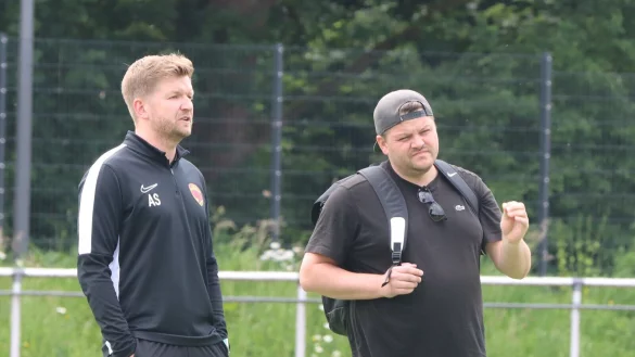 Trainer Andre Schr&ouml;der (links) im Dialog mit Obmann Michael Grundmann. Schr&ouml;der zeichnet nun mit Markus R&uuml;schenp&ouml;hler gemeinsam beim Post-TSV verantwortlich. - &copy; Sebastian Lucas
