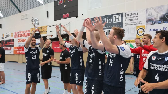 Tim Suton pr&auml;sentiert den Pokal, weiter vo links: Frederik Simak, Leve Carstensen, Bobby Schagen, Samuel Zehnder. - &copy; Paul Coihen