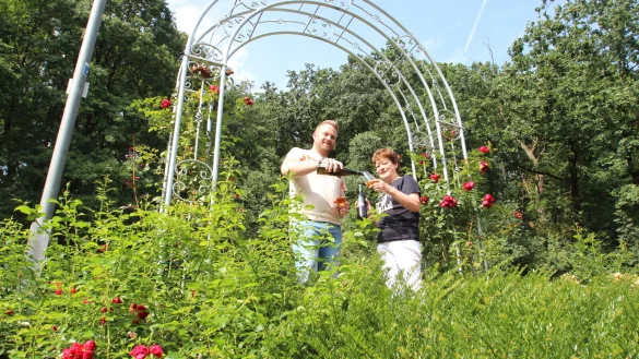Vereinsmitglied Kevin Zysk und Ulrike Frevert, Vorsitzende des Vereins "Almena - Extertals starke Mitte" stehen unter dem Bogen am Rosenberg und freuen sich auf das Weinfest am Samstag, 24. August. - © Jens Rademacher