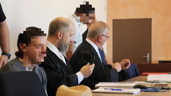 Am 8. Prozesstag biegt die Beweisaufnahme rund um das T&ouml;tungsdelikt am Iltisweg auf die Ziekgerade ein. Im Bild zu sehen: Der j&uuml;ngere Angeklagte (links) mit seinem Verteidiger Hendrik Schnelle sowie Rechtsanwalt Johannes Salmen mit dem anderen Angeklagten. Dessen zweiter Verteidiger Dr. Detlev Binder ist gerade nicht am Platz. - &copy; Janet K&ouml;nig