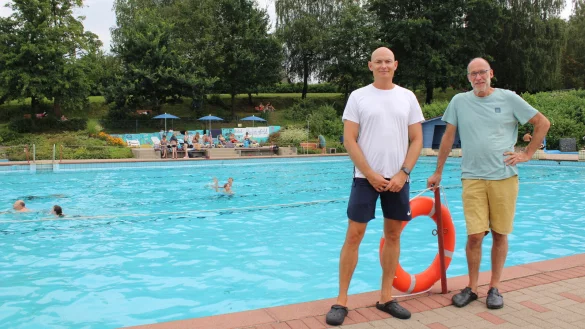 Schwimmmeister Marcus Riesmeier und Stefan Dubbert, Vorsitzender des Freibadvereins, informieren &uuml;ber das Bad. - &copy; Chiara Wibbeke