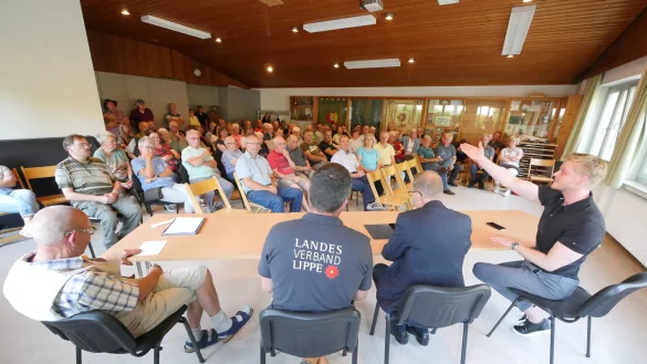 Heimatvereinsvorsitzender Klaus-Peter Stock (von links) hatte in den Anbau der Silbergrundhalle in Leopoldstal eingeladen. Revierf&ouml;rster Christopher Kroos und Landesverbandsvorsteher J&ouml;rg D&uuml;ning-Gast beantworten Fragen zu den Baumf&auml;llungen rund um den Ortsteil. Dr. Alexander Martin moderierte die Veranstaltung. - &copy; Jost Wolf