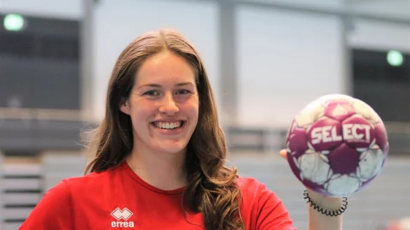 Ein erstes Foto im roten Shirt ihres neuen Vereins: Amber Verbraeken von der HSG Blomberg-Lippe. - &copy; Oliver K&ouml;nig
