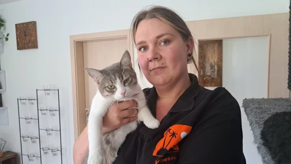 Vanessa Feeken ist ehrenamtlich als Vorsitzende im Verein "Animal Island" aktiv. Oriental-Mix "Siri" kommt aus Schieder-Schwalenberg und lebte auf der Stra&szlig;e. Die einj&auml;hrige Katze sucht noch ein "F&uuml;r immer"-Zuhause. - &copy; Carolin Brokmann-F&ouml;rster
