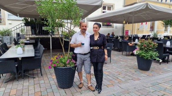 Elona und Petrit Betaj führen die "Lippe Lounge". Sie legen viel Wert auf frische Blumen. Laut Gestaltungssatzung der Stadt sind aber nur "zwei Begrünungselemente pro Geschäft" erlaubt. - © Nadine Uphoff