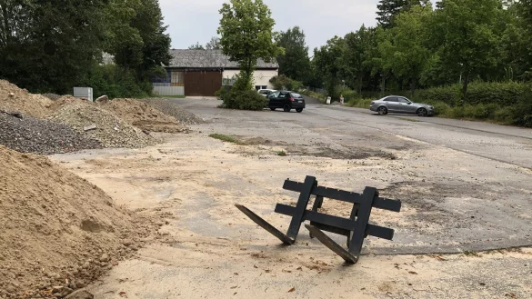 Einige Stellfl&auml;chen am Friedhof in B&ouml;singfeld sind durch Bauaushub blockiert. Noch dazu befinden sich auf dem Parkplatz zahlreiche Schlagl&ouml;cher. - &copy; Chiara Wibbeke