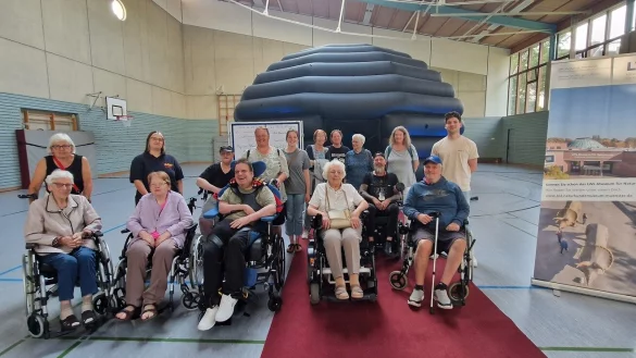 Das mobile Planetarium steht in der Turnhalle der Kampschule. Die Seniorengruppe des Hansehauses Lemgo ist von der Vorführung begeistert. - © Thomas Krügler