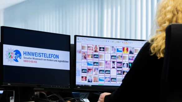 Eine Ermittlerin sitzt vor Monitoren mit unkenntlich gemachten Fotografien, die teilweise sexuellen Missbrauch zeigen, am Hinweistelefon im Landeskriminalamt. Im Lemgoer Fall allerdings kam der Hinweis über das Bundeskriminalamt aus den USA. - © picture alliance/dpa