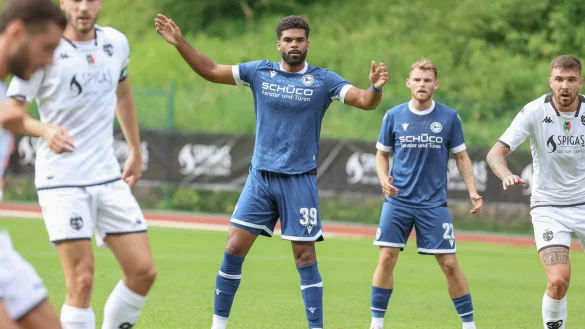 Die Offensivspieler André Becker (Mitte) und Mika Schroers (r.) sind rechtzeitig zum Saisonstart wieder fit. - © Oliver Krato