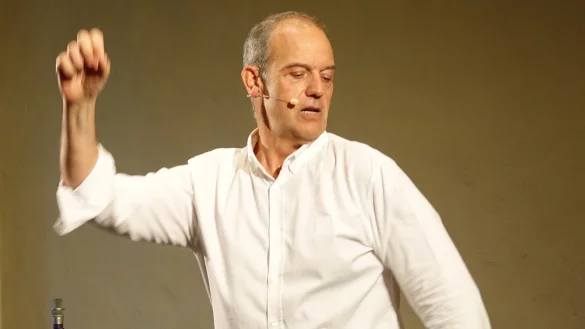 Will wie einst Markus "mehr Spa&szlig;": Ren&eacute; Steinberg. Hier auf Burg Sternberg auch mal t&auml;nzerisch. - &copy; Axel B&uuml;rger