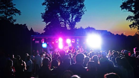 Das "Raus aus dem Haus"-Open-Air begeisterte die Zuschauer und Zuschauerinnen bereits im vergangenen Jahr vor dem Schloss Brake. - © Nicole Ellerbrake