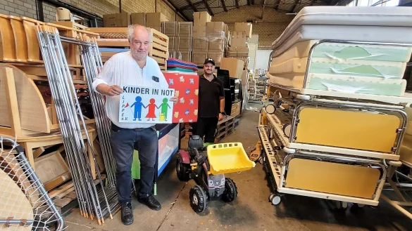 Unerm&uuml;dlich unterwegs: J&uuml;rgen Wattenberg (links) und David Schmidt in einem der Lager, in denen sich die Hilfsg&uuml;ter f&uuml;r Menschen in Litauen stapeln. Vom 16. bis 19. August k&ouml;nnen in Lemgo noch Spenden abgegeben werden. - &copy; Katrin Kantelberg