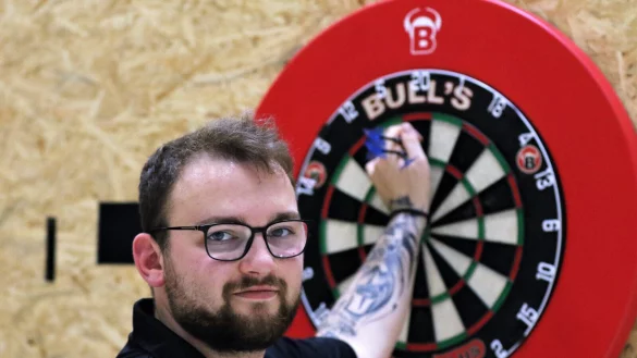 Den Profizirkus im Blick: Dartsspieler Leon Weber zieht seine Pfeile aus dem Board. - &copy; Oliver K&ouml;nig