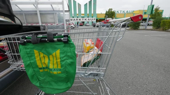 Besonders treue Marktkauf-Kunden erkennt man an ihrem Marktkauf-Einkaufsbeutel. - &copy; Jost Wolf