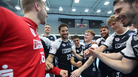 Gl&uuml;ckliche Lemgoer in &Ouml;sterreich: Tim Suton (Mitte) mit seinen Mitspielern. - &copy; Paul Cohen