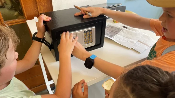 Beim Ferienspa&szlig; in L&uuml;gde lernten die Kinder auch, einen Tresor zu knacken - nat&uuml;rlich nur f&uuml;rs Spiel! - &copy; Jugendzentrum L&uuml;gde