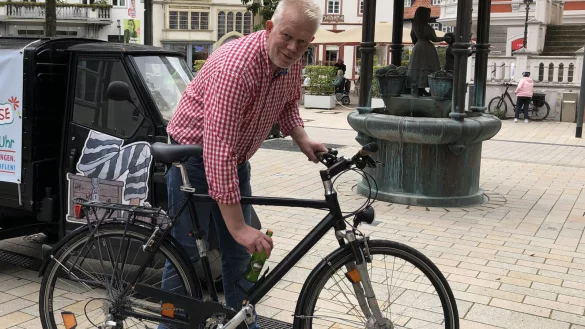 "Lebenslang"-Wirt Jupp Westfeld macht es vor: Zu den einzelnen Stationen der "Sommersause" geht es nat&uuml;rlich auch mit dem Fahrrad. - &copy; Thomas Reineke