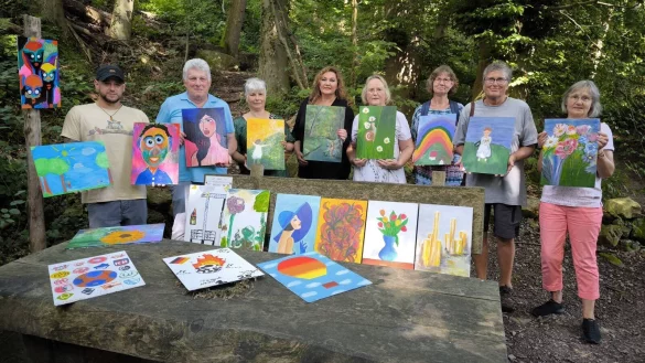 Die Ergebnisse des Projekts &raquo;Schilderkunst&laquo; k&ouml;nnen sich sehen assen. (von links) Julian Hofmann und Hans B&ouml;hm vom Patensteigteam mit einigen der Hobbymalerinnen. - &copy; Patensteigteam