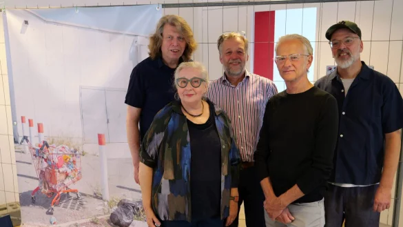 Heiner Sch&auml;fer (von links), Helga Ntephe, Martin Zellerhoff, Wolfgang Bellwinkel und Alex Hilbert stehen am Bauzaun. - &copy; Thomas Kr&uuml;gler