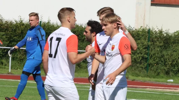 Thomas Specht (links) gratuliert Leon Hellmeier zu seinem Tor. Specht musste mit einer Knieverletzung vom Platz. - © Sebastian Lucas