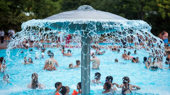 Voll und wuselig: Ohnehin brauchen die Mitarbeiter der Freibäder an den heißen Tagen volle Konzentration für ihren Job. Erschwert wird die Arbeit durch Eltern, die ihrer Aufsichtspflicht nicht nachkommen. - © Jens Büttner