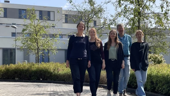 Ober&auml;rztin Almut H&uuml;benthal (v.l.), Ergotherapeutin Kerstin Ziehn, psychologische Psychotherapeutin Sophia Mattheus, pflegerischer Leiter Bernd Niermann und Fachkrankenpflegerin Iris Maurer sowie 19 weitere Kollegen bilden das Team der stations&auml;quivalenten Behandlung in der Klinik f&uuml;r Psychiatrie im evangelischen Klinikum Bethel. - &copy; Carolin Nieder-Entgelmeier