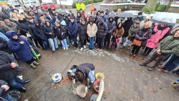 Im Dezember vergangenen Jahres hat der K&uuml;nstler Gunter Demnig die ersten Stolpersteine in Blomberg verlegt. Jetzt wird der Arbeitskreis in Blomberg sein Werk fortsetzen und hofft auf eine &auml;hnlich gro&szlig;e Beteiligung wie beim ersten Mal. - &copy; Marianne Schwarzer