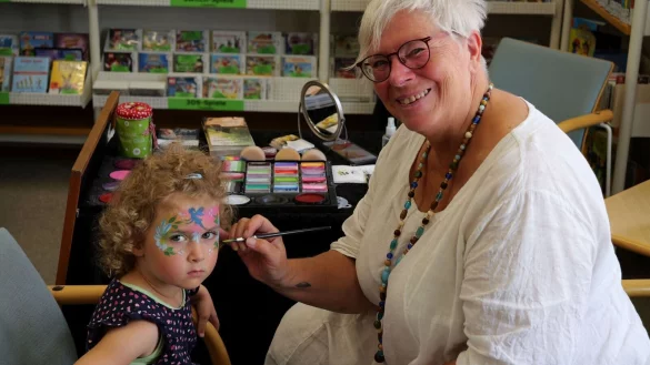 Marion Weber verwandelt das Gesicht der kleinen Zo&eacute; beim Kinderschminken in eine Fee. - &copy; Thomas Kr&uuml;gler