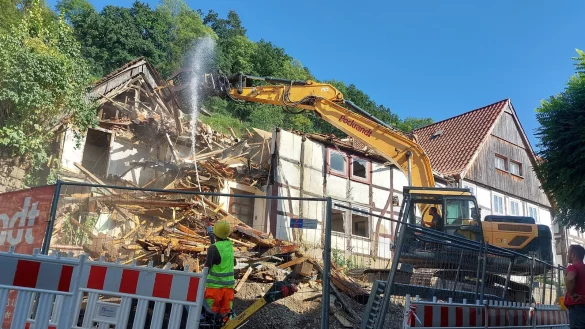 Das alte Fachwerkhaus in der Schwalenberger Altstadt wird dem Erdboden gleichgemacht. F&uuml;r den Baggerfahrer gilt aufgrund der N&auml;he zum Nachbarhaus und der historischen Stadtmauer h&ouml;chste Konzentration. - &copy; Michaela Wei&szlig;e