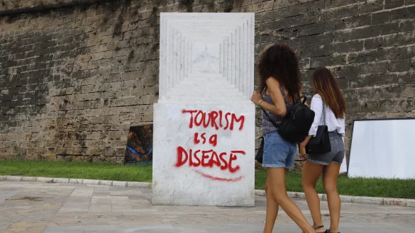 Seit Monaten demonstrieren Einheimische auf Mallorca gegen den Massentourismus. - &copy; picture alliance/dpa