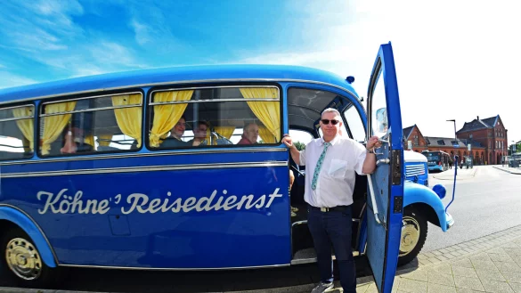 Ralf Hentschel steuert den Mercedes 3500 aus dem Jahr 1953 auf der neuen Tourismuslinie 710. - &copy; Nicole Ellerbrake