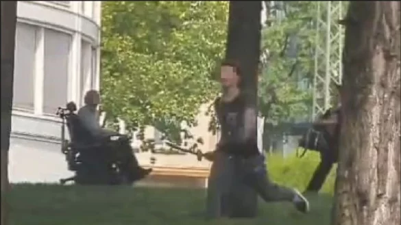 Auf dem Video ist ein Mann mit einer Machete in der Hand zu sehen, der damit auf seinen Kontrahenten zuläuft. - © Screenshot: privates Video