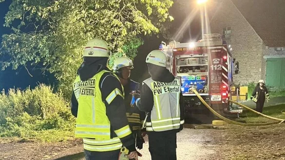 Die Feuerwehr Extertal hat brennende Strohballen in Almena gelöscht. - © Feuerwehr Extertal