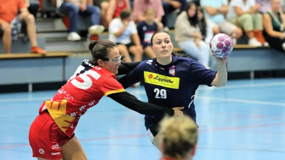 Blombergs Neuzugang Diana D&ouml;gg Magnusdottir in Aktion beim Spiel gegen die HSG Bensheim/Auerbach. - &copy; Oliver K&ouml;nig